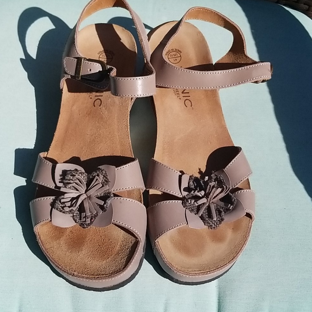 Vionic wedge